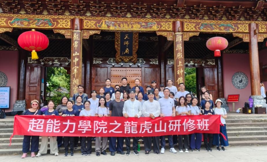 建筑前的广场上有许多人

AI 生成的内容可能不正确。