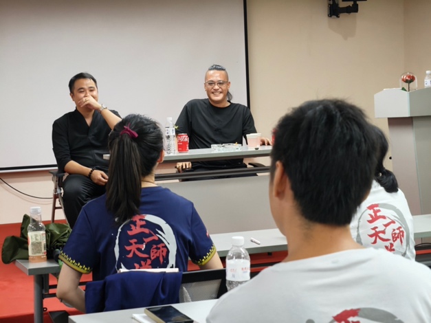 人们在看台上的人在房间里

AI 生成的内容可能不正确。